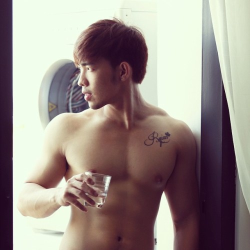 asianhunk-pecs-nips-asses:  Serve you fat and juicy nipples!
