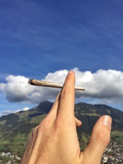 the-daily-stoner:  big clouds in the air