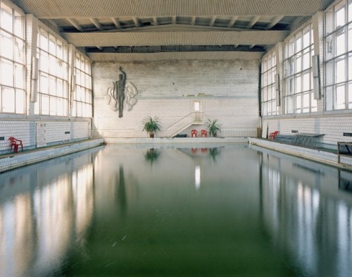 nevver:Das Schwimmbad, Olivier Abry