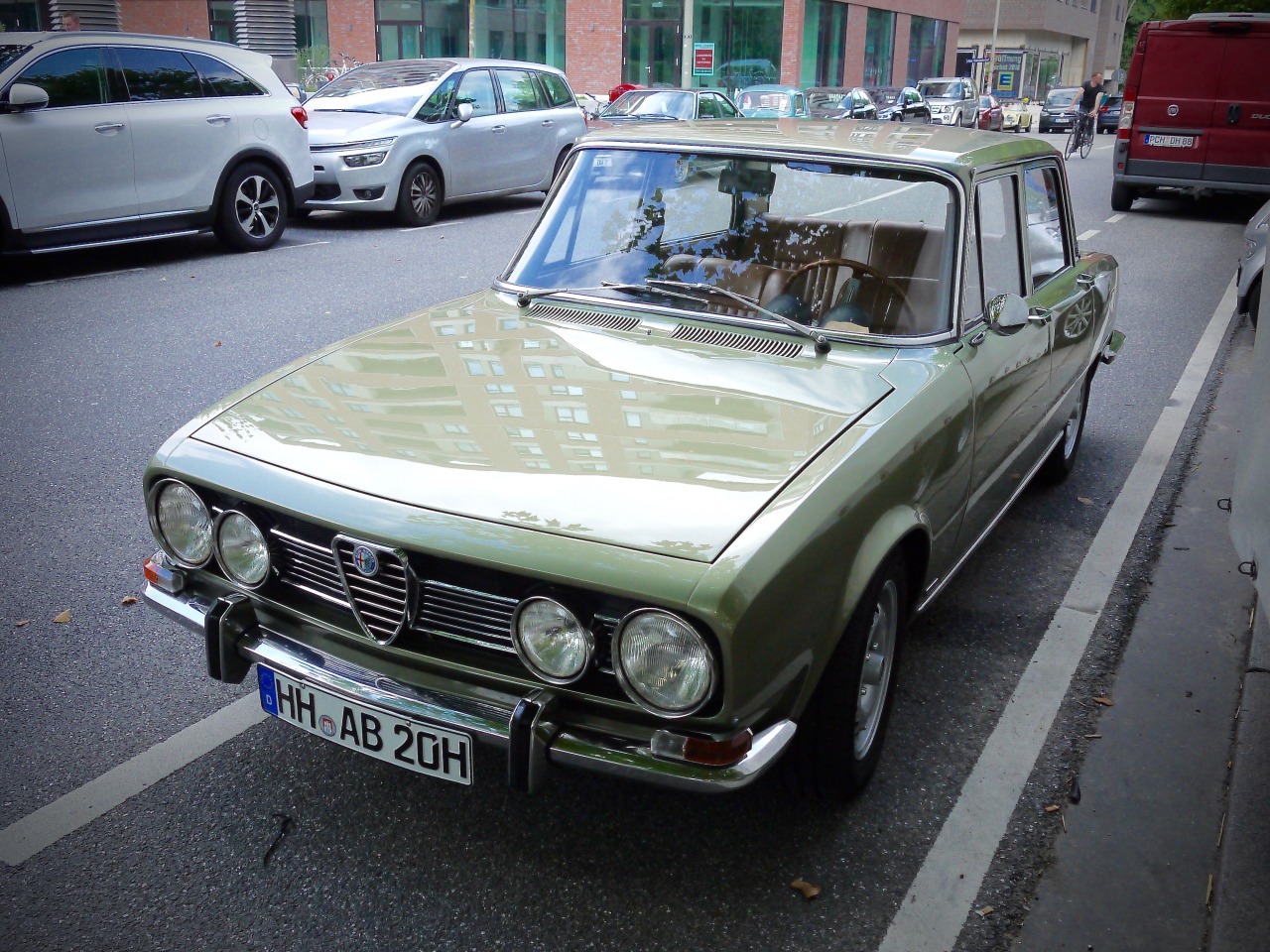 alfaromeole:This car’s taillights (and of the 2000 saloons) became later part of