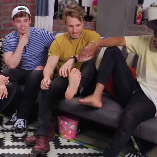 drakebois:Shayne Topp | Smosh SquadKeith gets to interlace his fingers in between Shayne’s toe