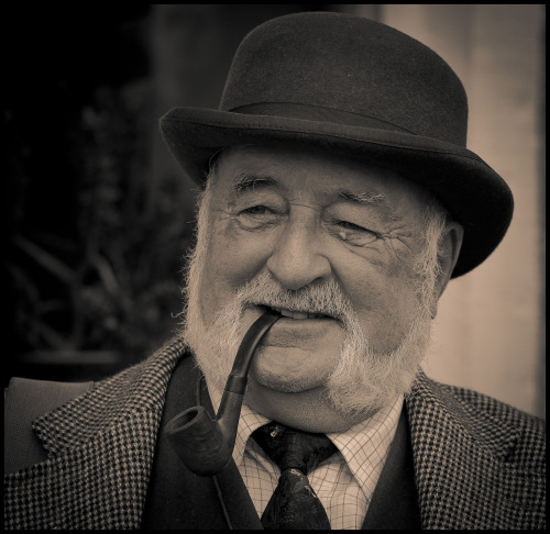 jpjunkbox:Great pic of an older gentleman… nice suit and tie… bowler… friendly mutton chops bridging