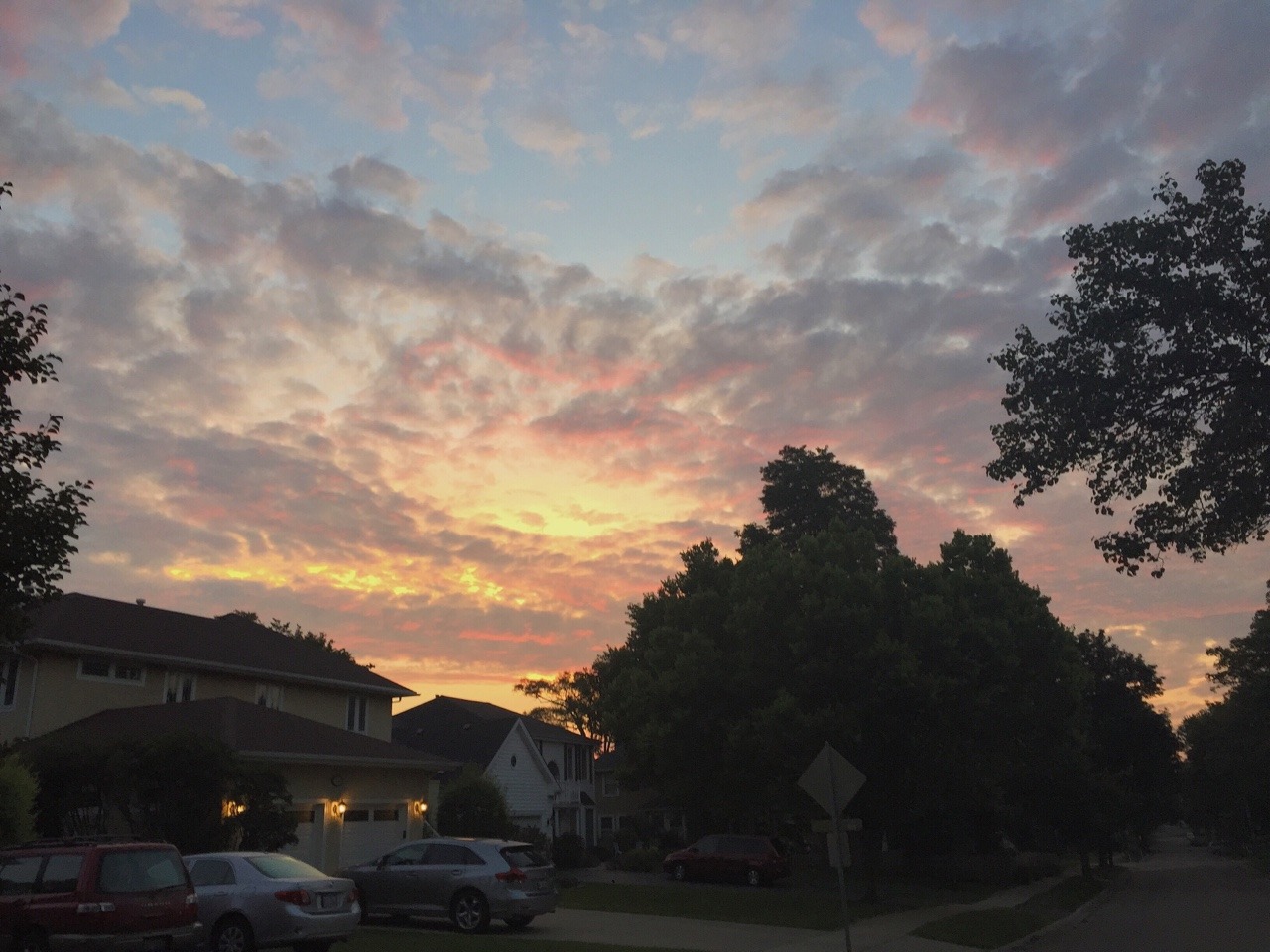 jewlsies:  when u accidentally wake up at 4 but the sky looks cool so u don’t mind