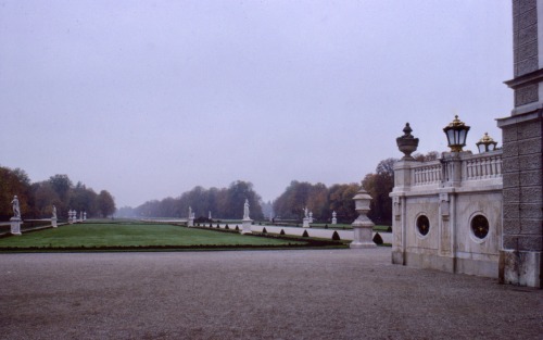 Garten im Herbstnebel, Schloß Nymphenberg, München, Bayern, 1977.