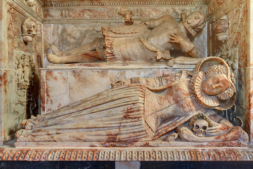 Tomb monument of William Uvedale (d. 1615) and his wife Mary, with scullptures of their children pra