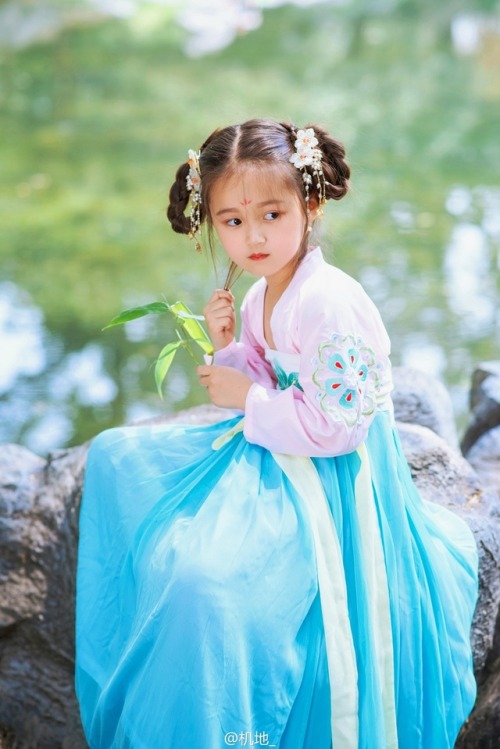 hanfugallery:little girl in blue ruqun by 机地