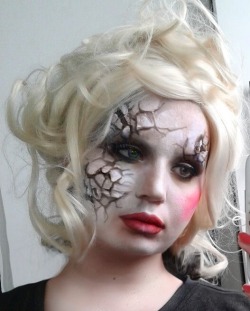 angelinevoltair:  Creepy make-up I did, for sixpenceee &