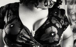 xmarksthecurvygirl:  Sneaky peek by gravitas