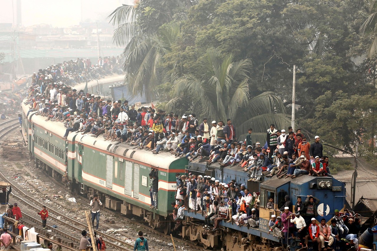 DEVOTOS MUSULMANES. Bangladesh, alrededor de un millón de musulmanes regresan a su casa en trenes de inmersión después de asistir a las oraciones finales de la segunda congregación musulmana más grande en las orillas del río Turag, en Dhaka,...