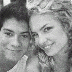 magicluar:  “Eles se amam. Todo mundo sabe mas ninguém acredita. Não conseguem ficar juntos. Simples. Complexo. Quase impossível  Ele continua vivendo sua vidinha idealizada e ela continua idealizando sua vidinha. Alguns dizem que isso jamais daria