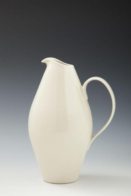 Eva Zeisel, Museum White, 1942. Hot water pot, part of the Museum Dinner Service designed for MoMA e