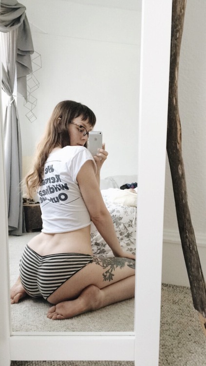 finchdown:  TWO THINGS: SNAPCHATTip 10$ on http://amateurporn.com/finchlinden and send a message on there with your snapchat user name for one month of boobs and weird things and weird boobs.TWITTERI post photos and junk there that I haven’t been bothered