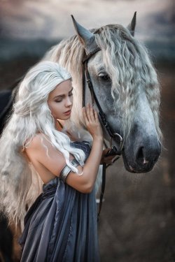 hotcosplaychicks:  Daenerys Targaryen by