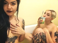 rudelyfe:  eri–elle:  rudelyfe:  LMAOO dude said they nasty as fuck .  LMAOO nigga said the water look like greens was boiled in it LMAOO .  Stop oh my god lmao  You ever leave the lid of your trash can open and it rains ???That’s what their bath
