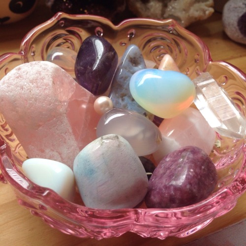 princess-macaroon:My new bowl to hold my gemstones ✨Please don’t remove the caption