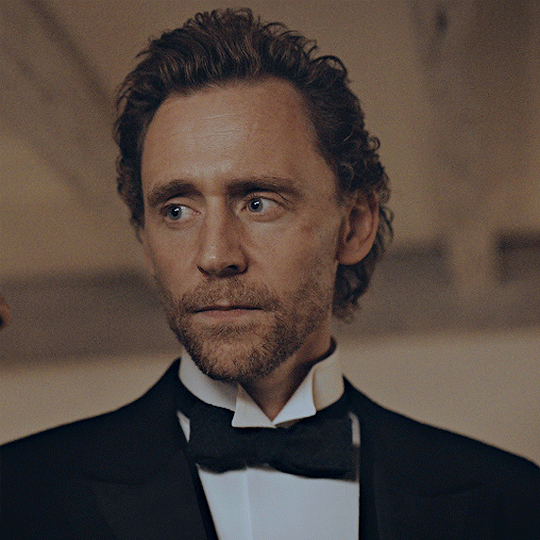 Tom Hiddleston - The Essex Serpent S01E04