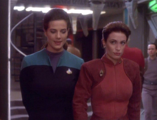 cosmic-llin:[Image: Six Star Trek screencaps - B’Elanna Torres and Seven of Nine looking at somethin