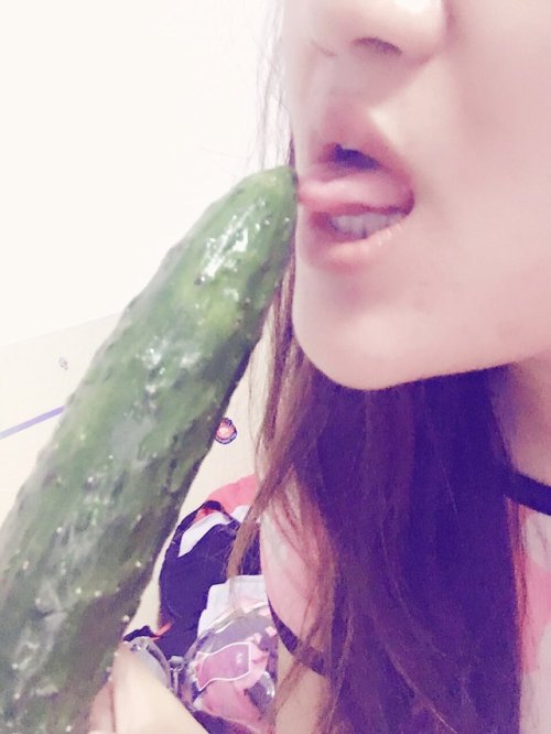 saosaoqiuai:吃根黄瓜解解渴。 直接插自己好了