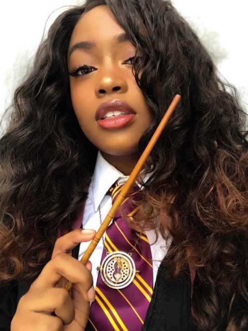 pixelghosts:brown eyes, frizzy hair and very clever⚡️ I haven’t cosplayed Hermione in a hot minute b