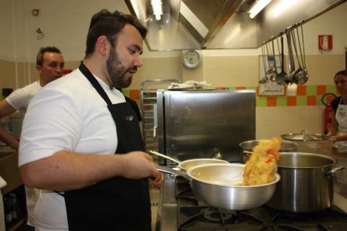 sab-io:  kitchenbrain:  Ho già parlato altre volte della mia idea sulla pasta alle vongole… Ormai (meteo a parte) è estate piena, e questa è la pasta di mare per eccellenza! Qualche dritta: - aprite le vongole in una bella padella larga facendo si