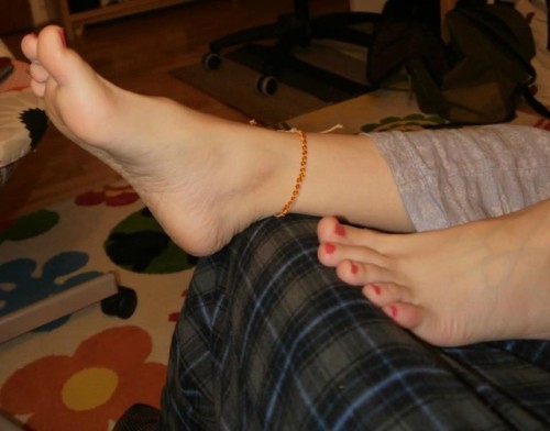 nice-feetmitzi:Foot fetish picture and fetish toes