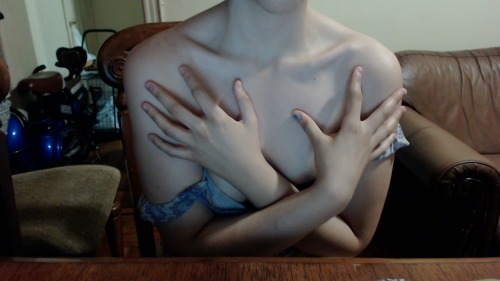 slut-overload:  Click here to view more explicit nudes of me ♥