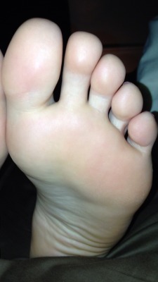 foot-perv:  Reblog if you love smooth sexy