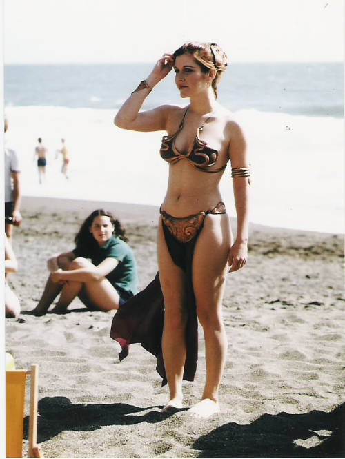 vixensandmonsters:
“Carrie Fisher takes a break from filming Return of the Jedi
”