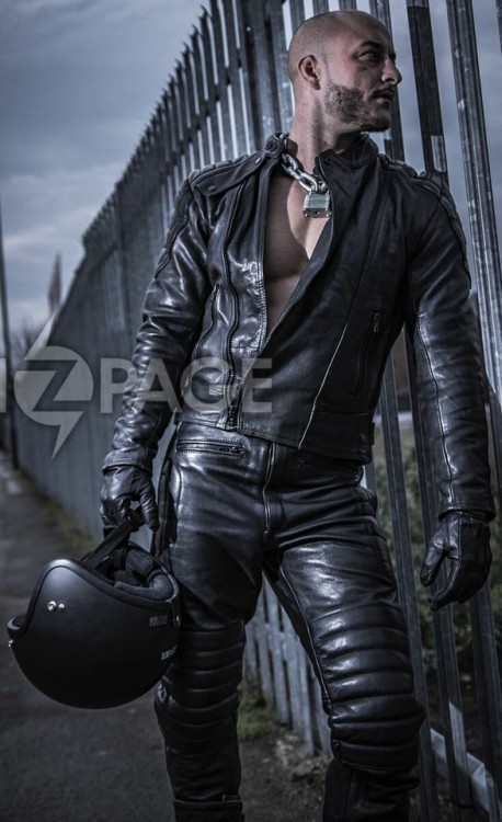 gayleatherlads:Hot gay leather biker lad ✊✌✌✌✌