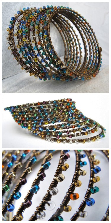 DIY Wire Wrapped Bead Bracelet Tutorial from Moois van M(i).Create this DIY Wire Wrapped Bead Bracel