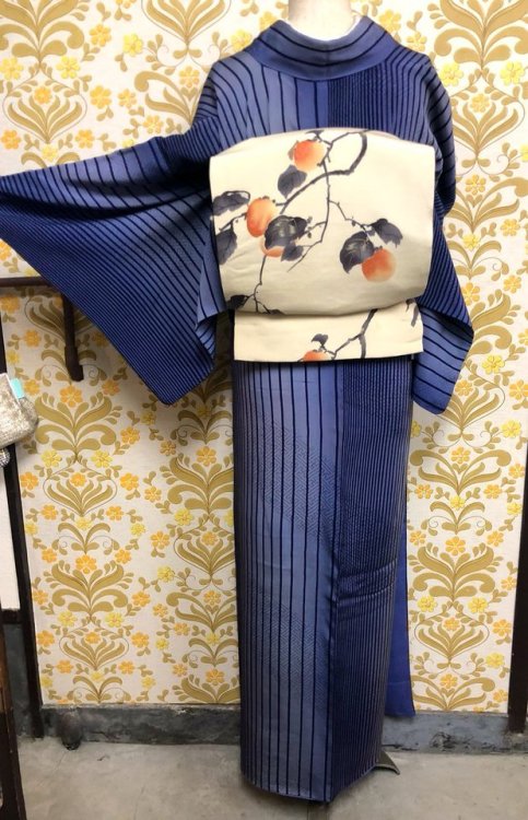 Nostalgic old Japan feeling for this quiet outfit, featuring a soothing blue stripes kimono paired w