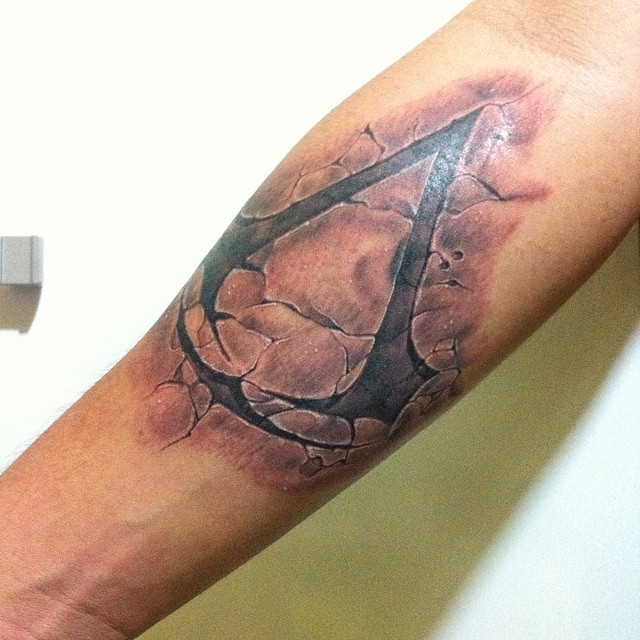 fuckyeahtattoos:  Assassin’s creed symbol by Douglas in Heréclito Tattoo. Brazil,