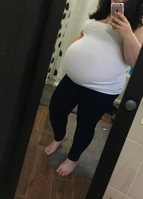 preggoalways:Skinny jeans and white tank, anything more sexy and tight ?  11/17/17