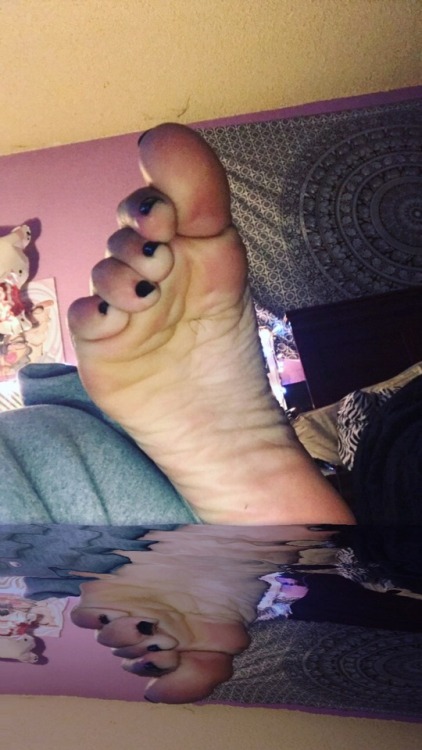 piesdeunaprincessa:So any of you Feet Lovers Like Soles?