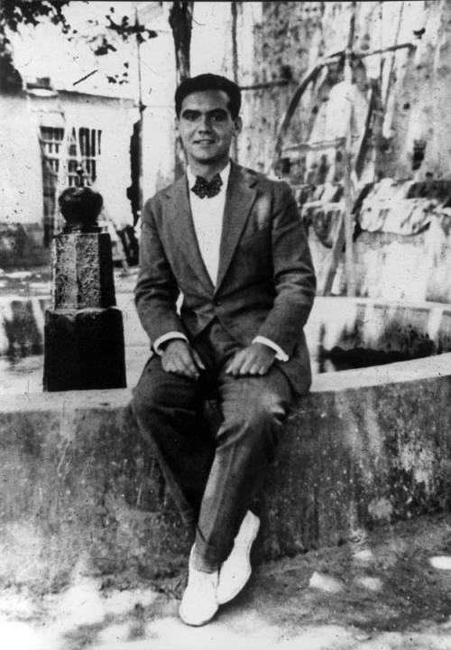 Federico García Lorca. Com a família (fotos 1 e 2); em Granada (foto 3); em Vermont (foto 4); com Salvador Dalí (foto 5); com amigos da residência de estudantes (foto 6); em Columbia (foto 9).