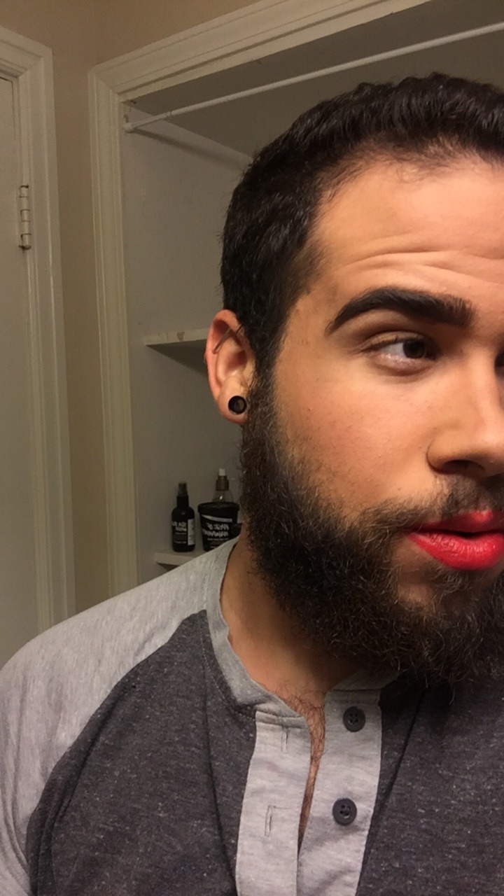lil-queer:  When you’re bored and only really know how to put on lipstick 💁🏽