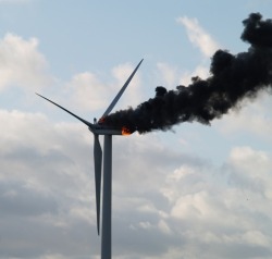 finofilipino:  La pasada semana dos mecánicos murieron cuando la turbina eólica en la que estaban trabajando empezó a arder. Esta fue la última imagen que se captó de ellos. Noticia [Eng]