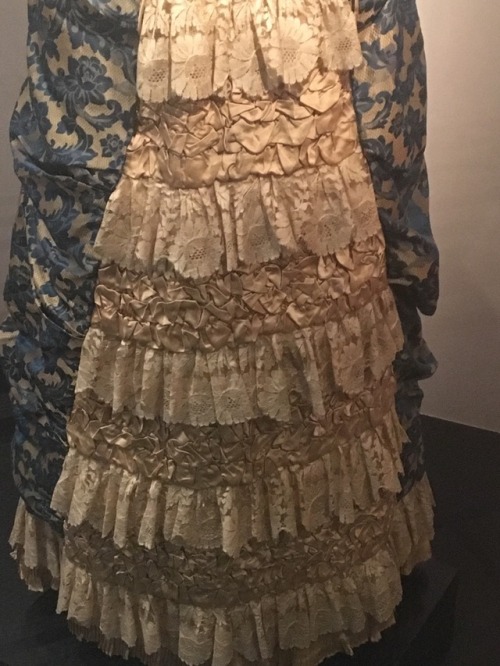 linmeiwei: Princess-line evening dress 1878-80 Jacquard-woven silk, silk and machine-made lace Sou