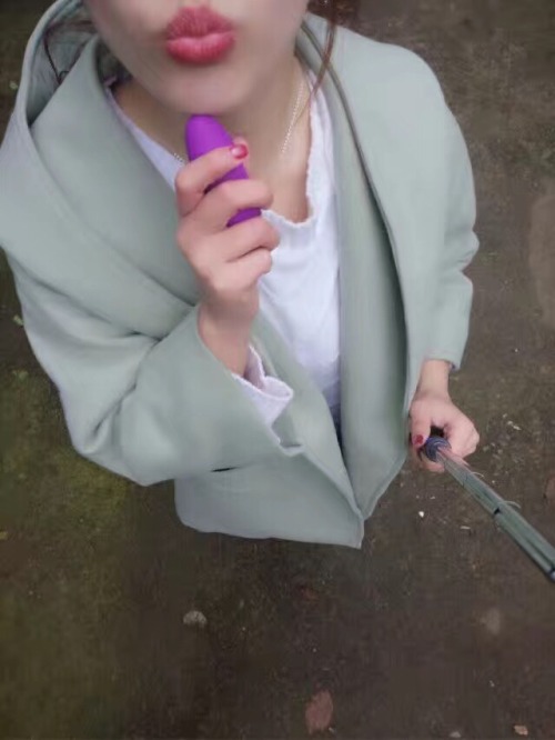 zxcdtchhh: 这几天过年。没什么时间更新。小母狗也回老家了。这是她回老家后发来的自拍。