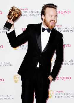 fionagoddess:  Aaron Paul accepts the International