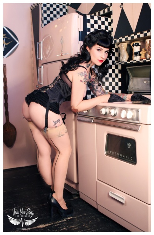 alternative-pinup:Alternative Pin Up http://alternative-pinup.blogspot.com/ She was getting used to 