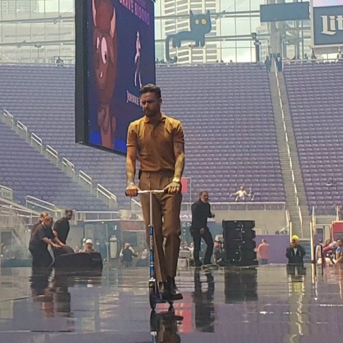 Liam walking out of stage in style at VeeCon (x) - 21.05