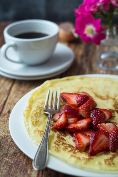 thefoodshow: Homemade Swedish Pancakes with Strawberries