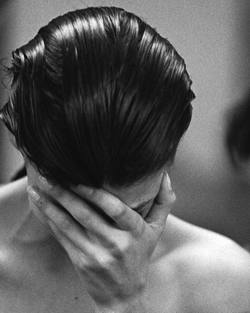 radnoir:  Julien D'ys cutting Linda Evangelista’s hair by Peter Lindbergh.