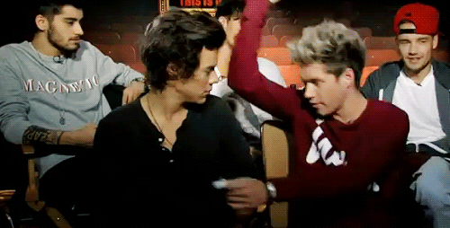 hatelessly:  stylesin: Int: Who gives the best hugs? x Niall: I like to hug, I’m not saying I give the best hugs, but I love to hug.    cutest thing ever