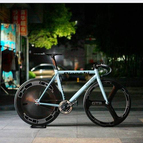 fffixe:  hizokucycles:  #Repost from @ar_shing_ - Bianchi Super Pista repaint from @xoji #fixedgear 
