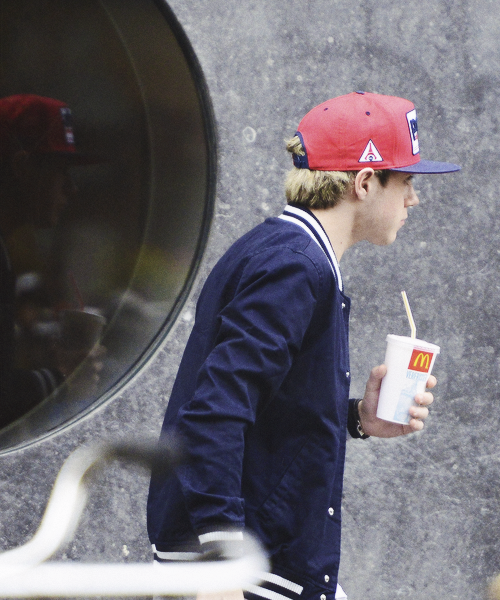 thomasbsangster-blog:   Niall Horan from One Direction does some sightseeing by foot and makes a stop at McDonald’s (02.05.2013) 