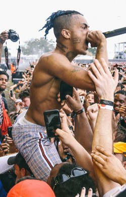 cosmicblackdick:  bromancebooty:xxxtentacion got a fat ass that need some dick quick  That back arch