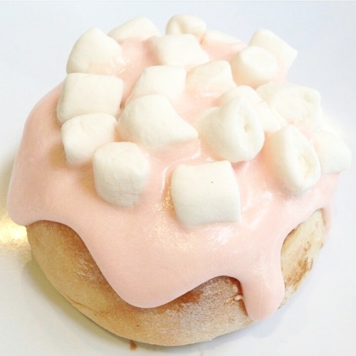 im-horngry: Vegan Cinnamon Bun with Strawberry Cotton Candy Frosting &amp; Marshmallows by @inst