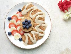 wholeandhealthy:Maca Cinnamon pancakes with banana, bluebs, strawbs, and @mrm_usa vanilla protein peanut butter drizzle (@crazyrichardspb of course 😍)  Also trying out this whole non-square Instagram post thingy, I can’t decide if I like it! What